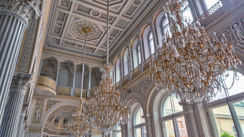Chandelier 1024x577 1 - 10 Trendy Bedroom Interior Design Ideas